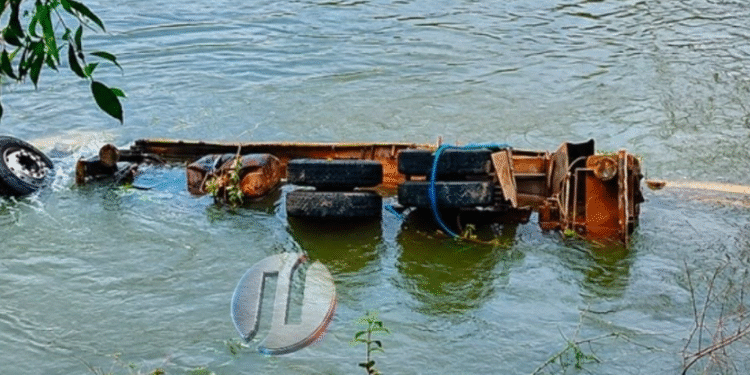 CerroAzul | Caminhão volta a aparecer no Rio Ribeira após nível da água baixar