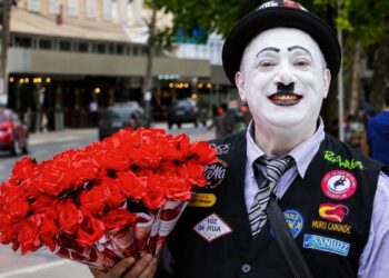 Morre aos 47 anos o “Charles Chaplin” de Balneário Camboriú, vendedor de flores que emocionou o Brasil