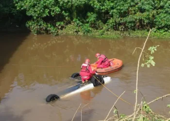 Buscas por mulher desaparecida após carro cair em rio são retomadas em Pinhais