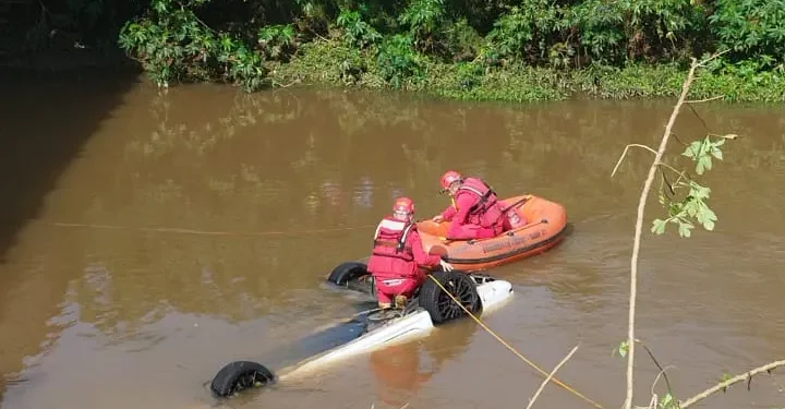 Buscas por mulher desaparecida após carro cair em rio são retomadas em Pinhais