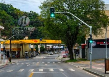 Trânsito do centro de Rio Branco do Sul passa por mudanças com novos semáforos em operação