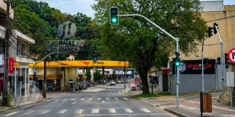 Trânsito do centro de Rio Branco do Sul passa por mudanças com novos semáforos em operação
