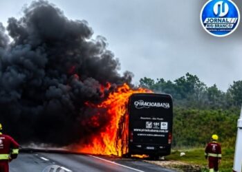 Ônibus pega fogo na BR-376 e interdita rodovia no sentido interior do Paraná