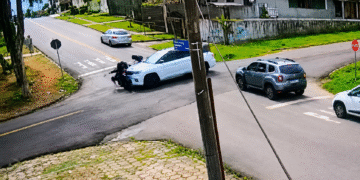 Jovem de 18 anos morre após grave acidente entre moto e Jeep no Pilarzinho, em Curitiba