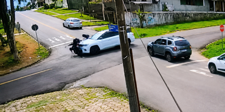 Jovem de 18 anos morre após grave acidente entre moto e Jeep no Pilarzinho, em Curitiba